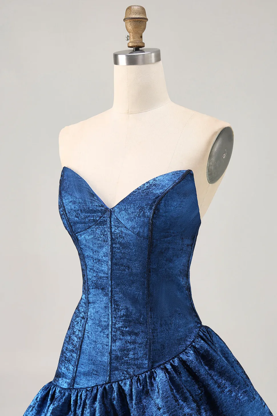 Uma linha sem alças assimétrica azul escuro homecoming vestido