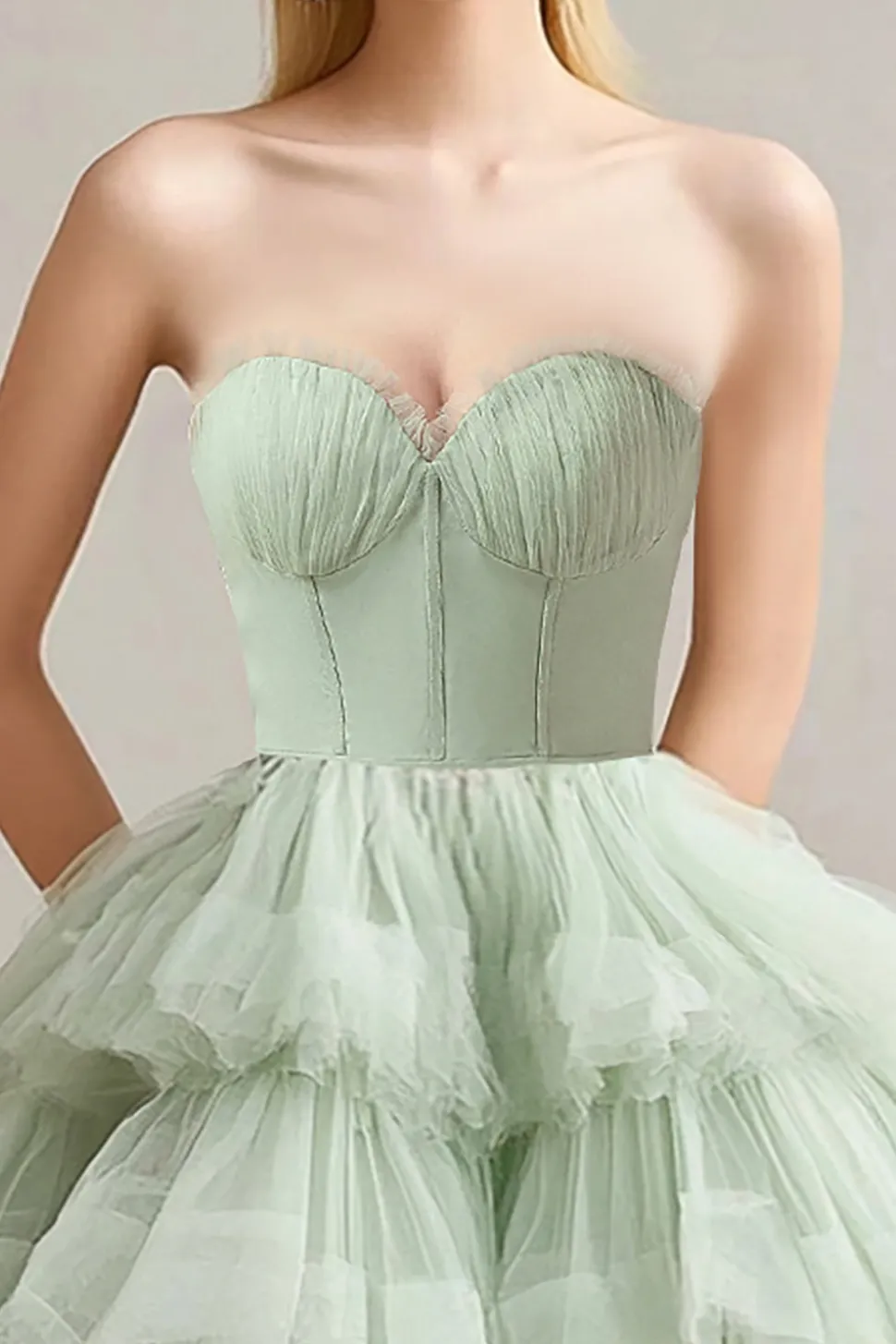 Uma linha sálvia sem alças em camadas babados tule vestido formal