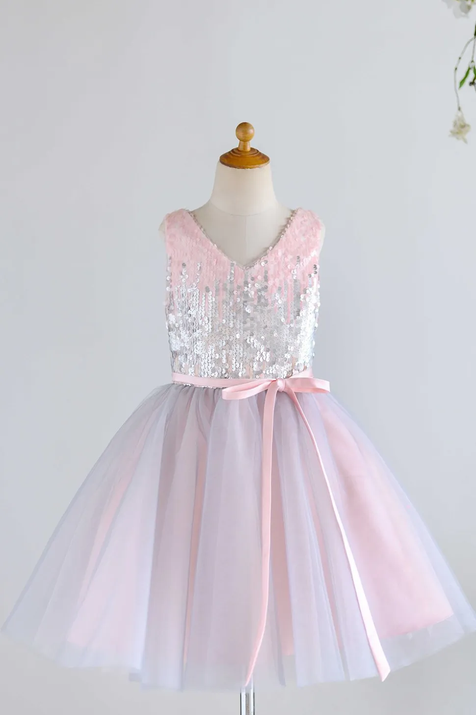 V pescoço rosa flor menina vestido com lantejoulas