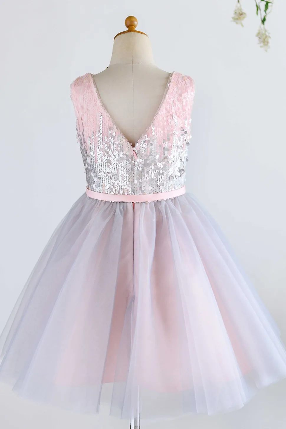 V pescoço rosa flor menina vestido com lantejoulas