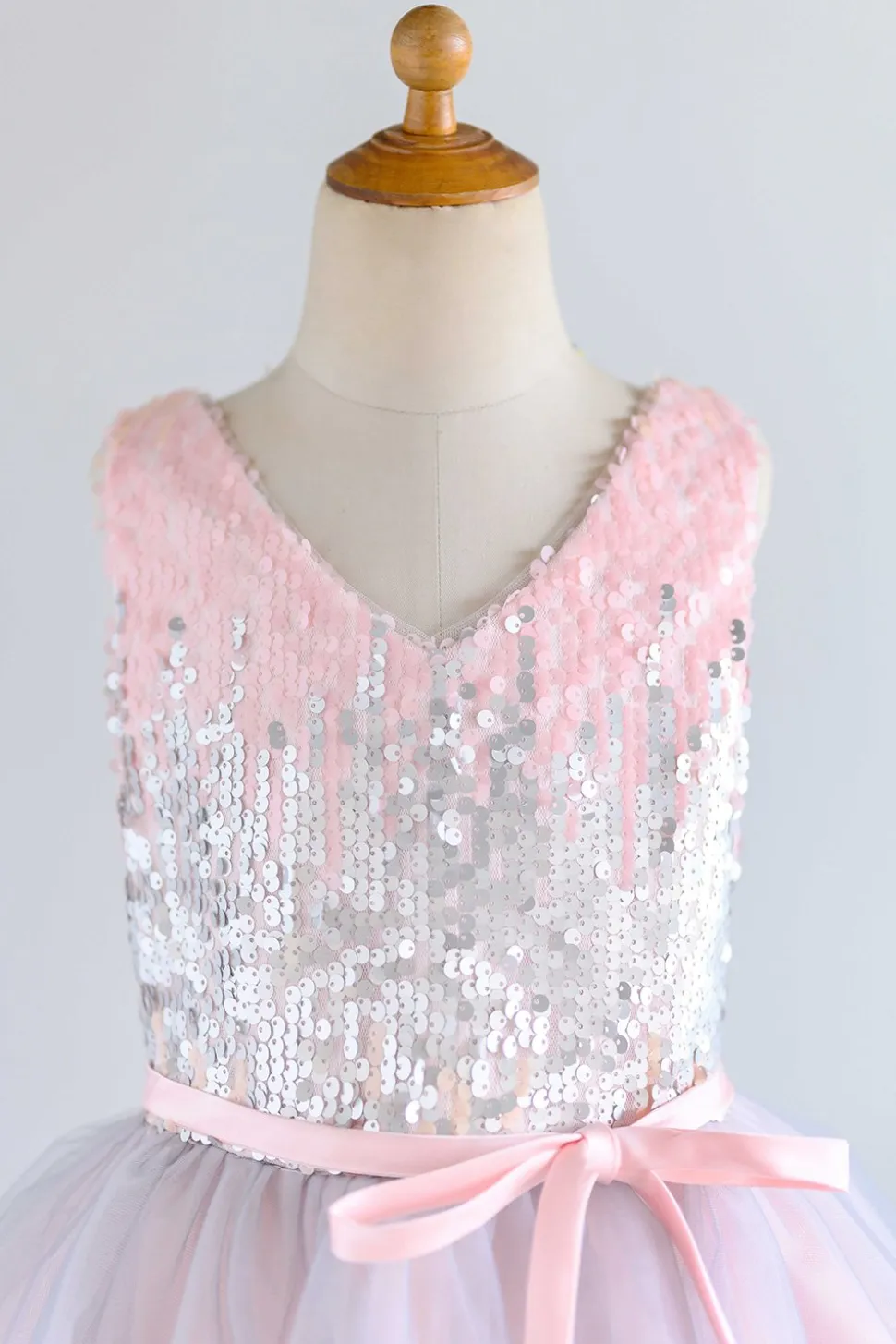 V pescoço rosa flor menina vestido com lantejoulas