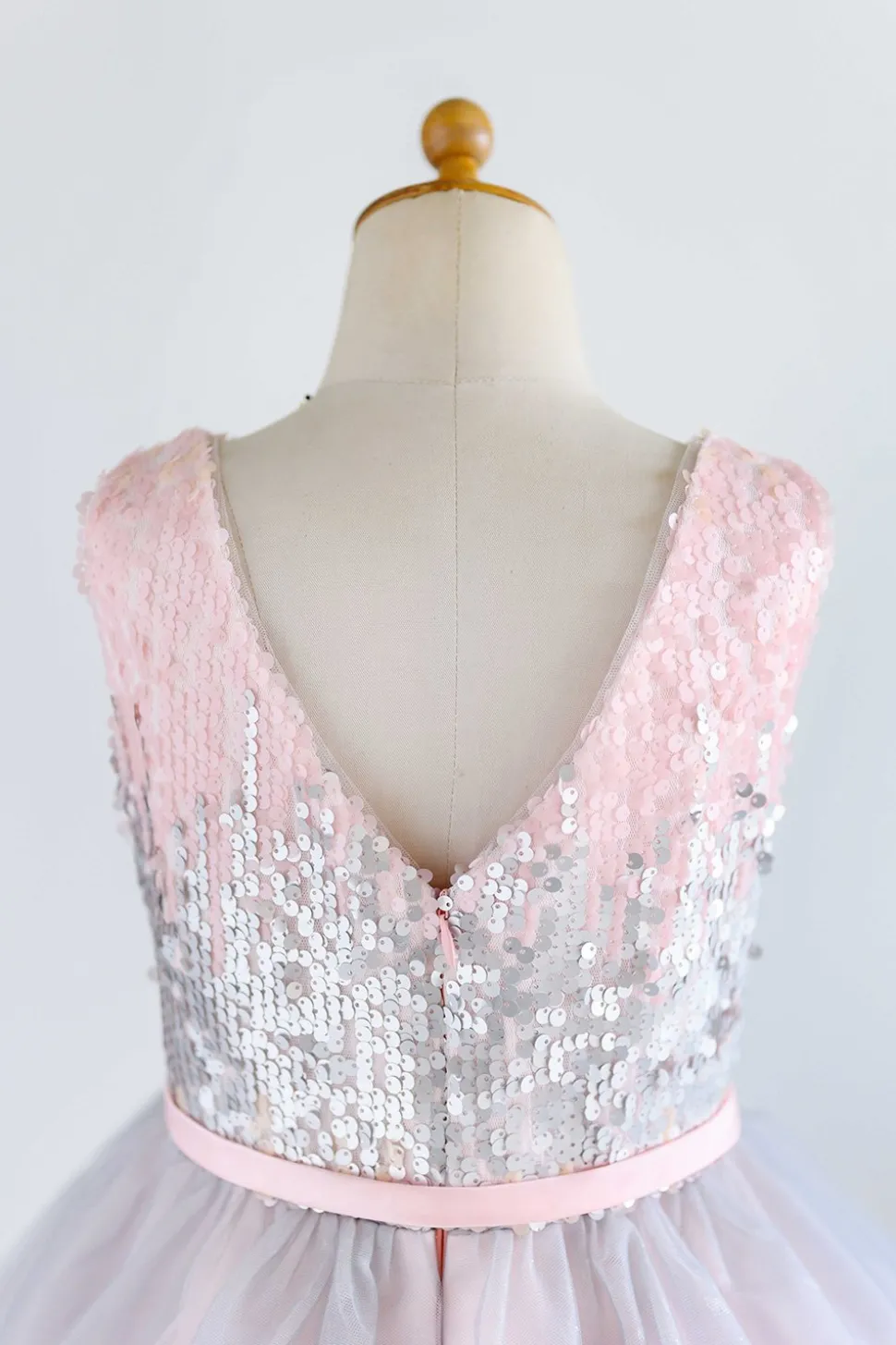 V pescoço rosa flor menina vestido com lantejoulas