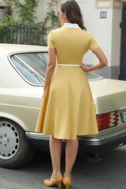 V Vestido amarelo de pescoço de 1950 com cinto