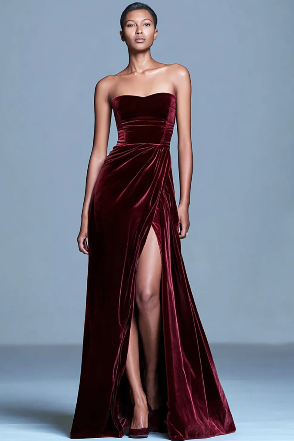 Veludo Borgonha sem alças Um vestido formal de linha com fenda