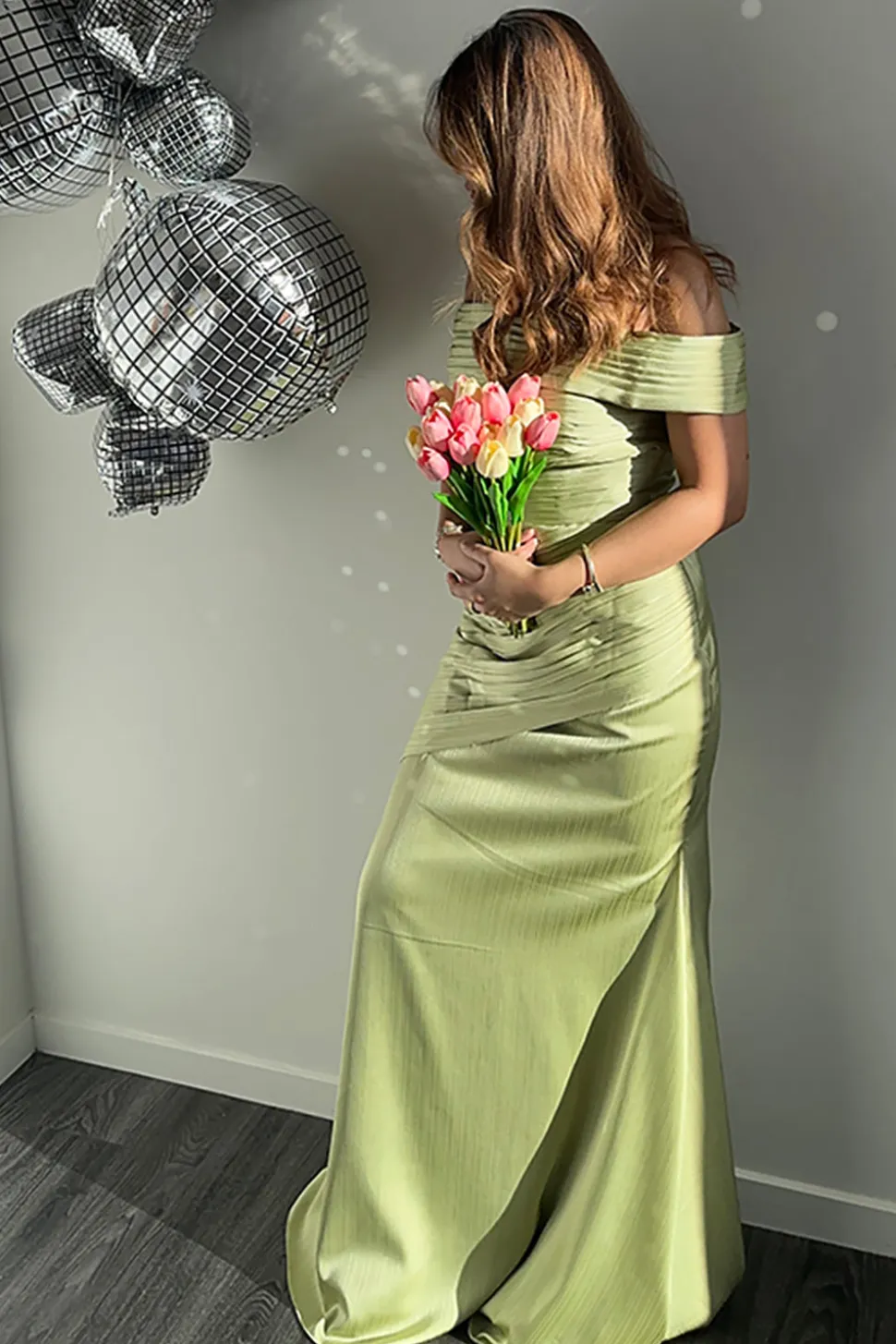 Verde Cetim Metálico Fora do Ombro Bainha Vestido Cerimónia