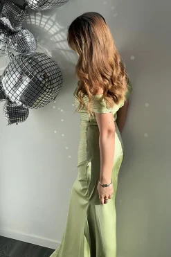 Verde Cetim Metálico Fora do Ombro Bainha Vestido Cerimónia