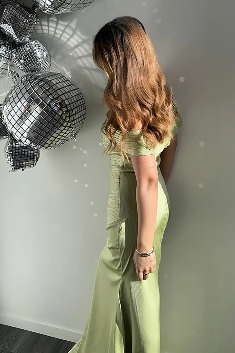 Verde Cetim Metálico Fora do Ombro Bainha Vestido Cerimónia
