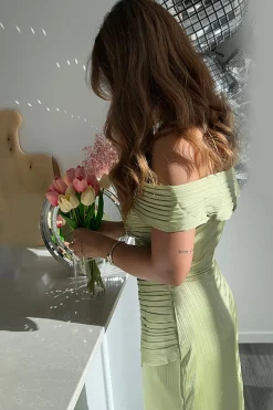 Verde Cetim Metálico Fora do Ombro Bainha Vestido Cerimónia