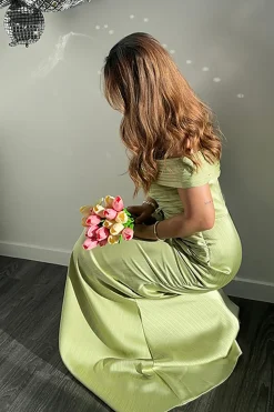 Verde Cetim Metálico Fora do Ombro Bainha Vestido Cerimónia