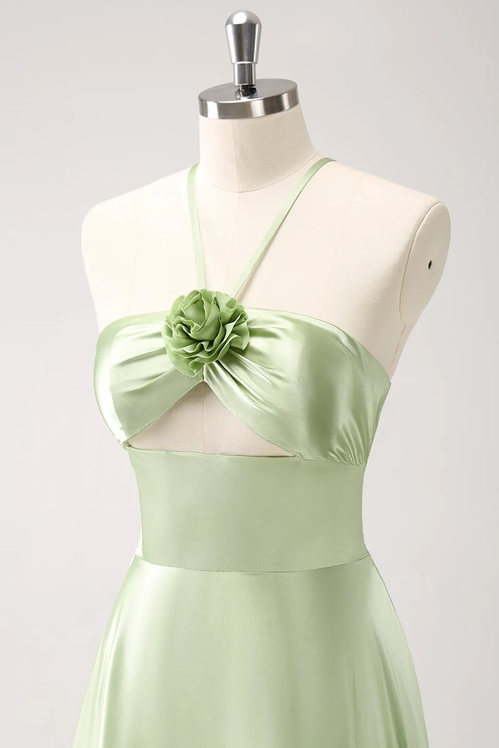 Verde claro A-Line Halter Hollow out cetim vestido de dama de honra com flor
