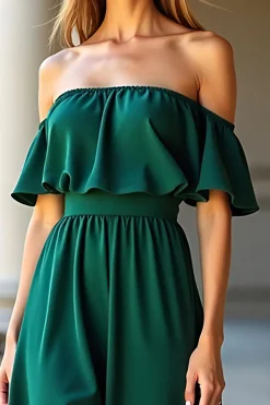 Verde escuro fora do ombro Um vestido formal longo da linha