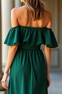 Verde escuro fora do ombro Um vestido formal longo da linha