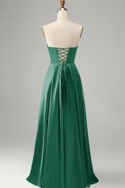 Verde Uma linha plissada sem alças vestido de dama de honra com fenda