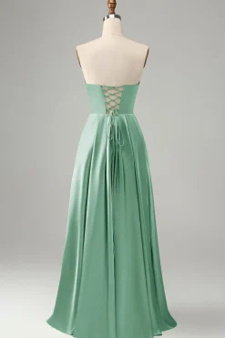 Verde Uma linha plissada sem alças vestido de dama de honra com fenda