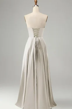 Verde Uma linha plissada sem alças vestido de dama de honra com fenda