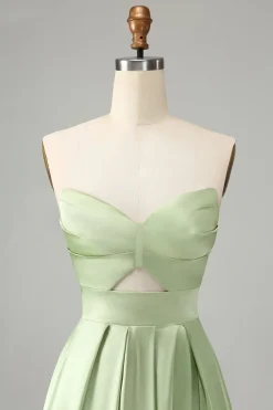 Verde Uma linha plissada sem alças vestido de dama de honra com fenda