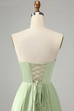 Verde Uma linha plissada sem alças vestido de dama de honra com fenda