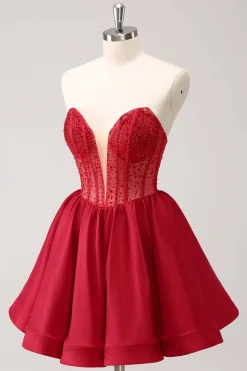 Vermelho bonito A Line Strapless Ruffle Short Homecoming Dress com Missangas