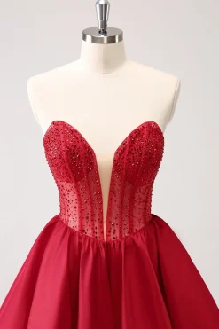 Vermelho bonito A Line Strapless Ruffle Short Homecoming Dress com Missangas