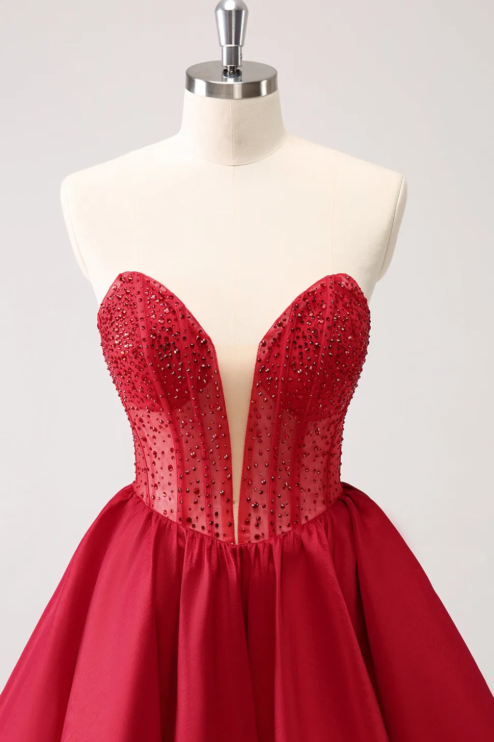 Vermelho bonito A Line Strapless Ruffle Short Homecoming Dress com Missangas