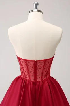 Vermelho bonito A Line Strapless Ruffle Short Homecoming Dress com Missangas