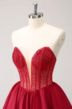 Vermelho bonito A Line Strapless Ruffle Short Homecoming Dress com Missangas