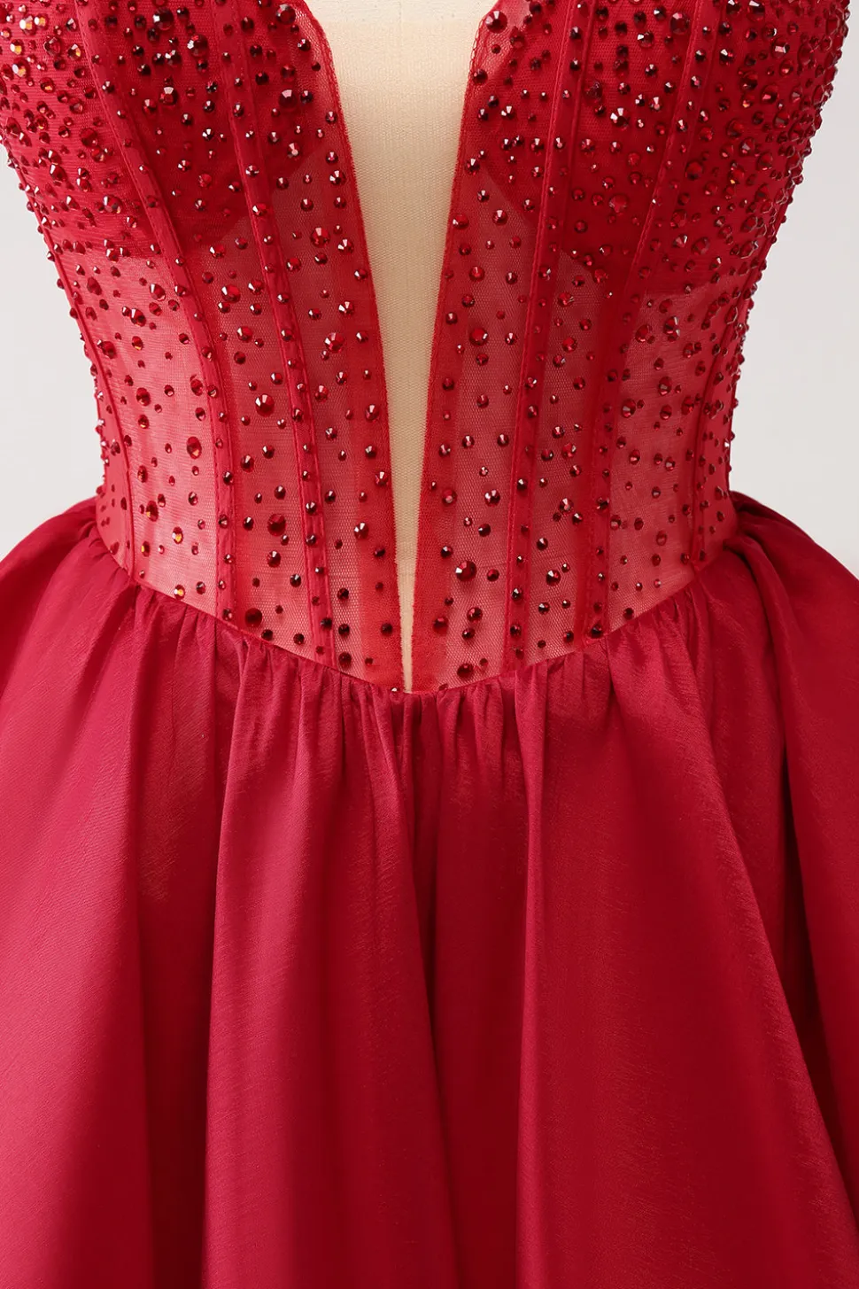 Vermelho bonito A Line Strapless Ruffle Short Homecoming Dress com Missangas
