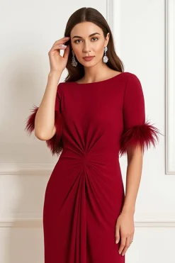 Vermelho escuro Bateau pescoço Ruched bainha vestido de casamento convidado com penas