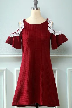 Vermelho escuro fora do vestido de malha de ombro com apliques