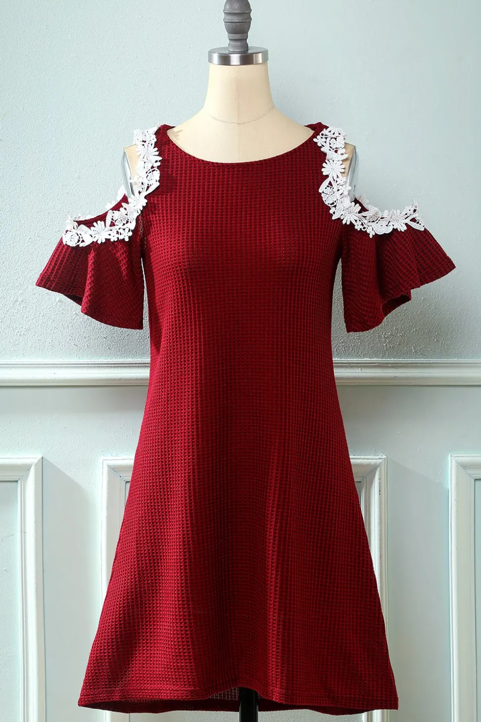 Vermelho escuro fora do vestido de malha de ombro com apliques