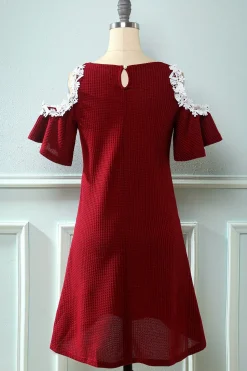 Vermelho escuro fora do vestido de malha de ombro com apliques