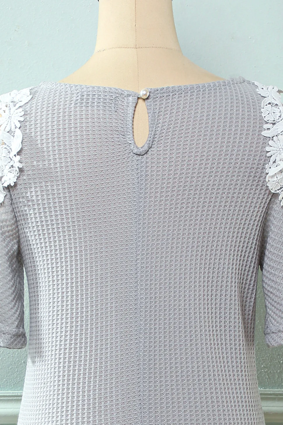 Vermelho escuro fora do vestido de malha de ombro com apliques