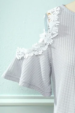 Vermelho escuro fora do vestido de malha de ombro com apliques