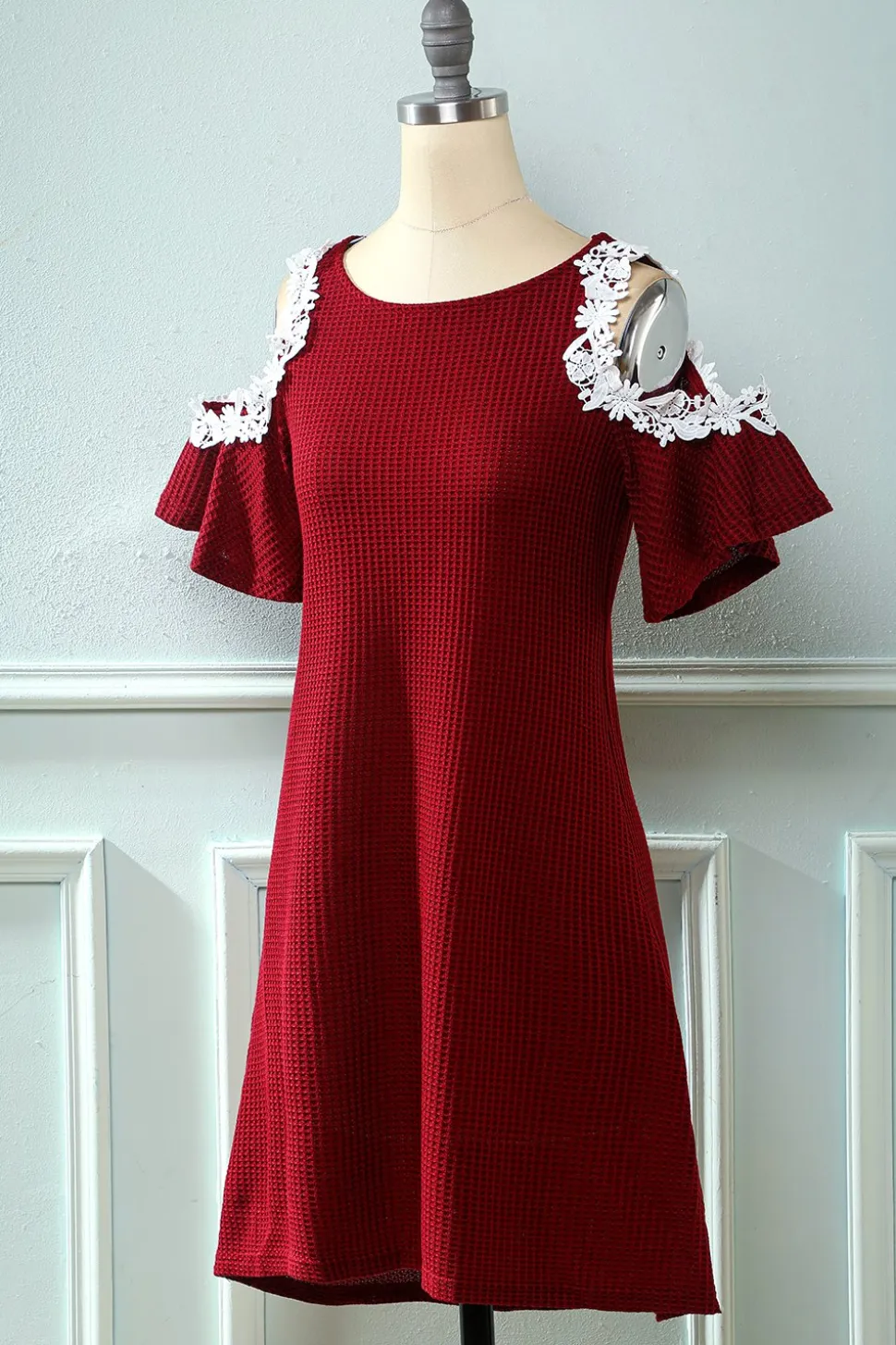 Vermelho escuro fora do vestido de malha de ombro com apliques