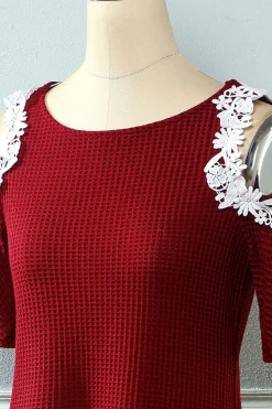 Vermelho escuro fora do vestido de malha de ombro com apliques