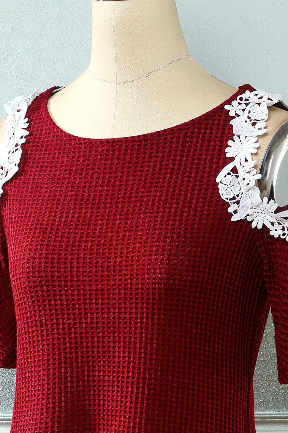 Vermelho escuro fora do vestido de malha de ombro com apliques