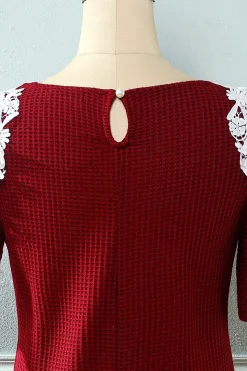 Vermelho escuro fora do vestido de malha de ombro com apliques