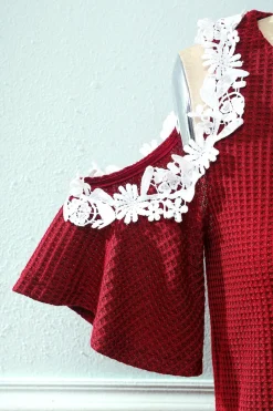 Vermelho escuro fora do vestido de malha de ombro com apliques