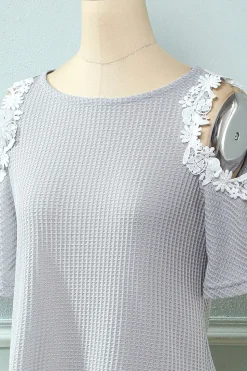 Vermelho escuro fora do vestido de malha de ombro com apliques