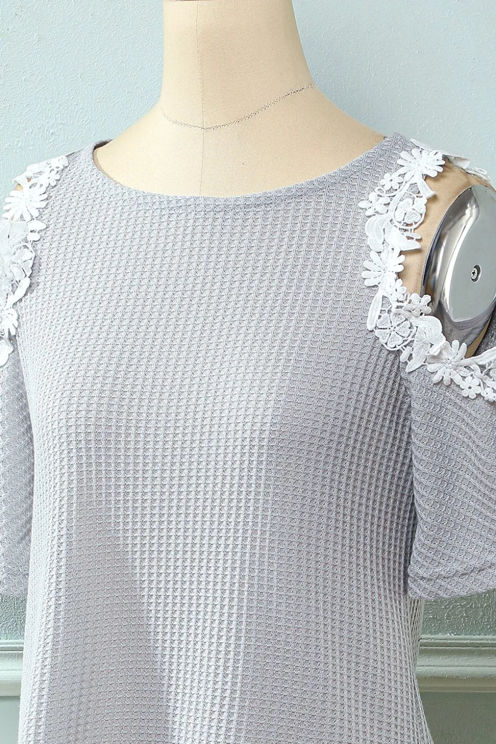 Vermelho escuro fora do vestido de malha de ombro com apliques