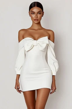 Vestidinho Branco com Arco Cetim Fora do Ombro Bodycon Curto/Mini Mangas Compridas