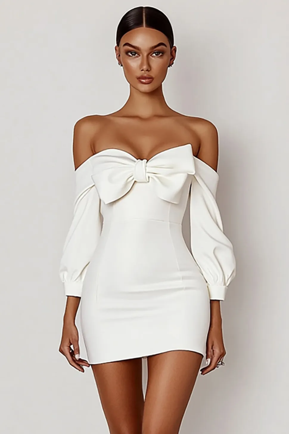 Vestidinho Branco com Arco Cetim Fora do Ombro Bodycon Curto/Mini Mangas Compridas