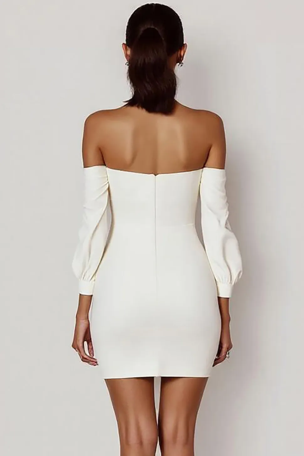 Vestidinho Branco com Arco Cetim Fora do Ombro Bodycon Curto/Mini Mangas Compridas