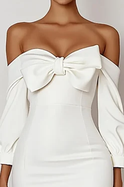 Vestidinho Branco com Arco Cetim Fora do Ombro Bodycon Curto/Mini Mangas Compridas