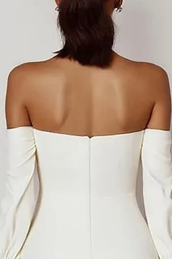 Vestidinho Branco com Arco Cetim Fora do Ombro Bodycon Curto/Mini Mangas Compridas