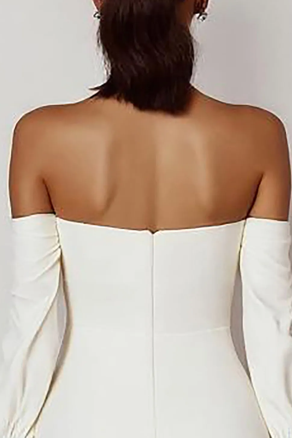 Vestidinho Branco com Arco Cetim Fora do Ombro Bodycon Curto/Mini Mangas Compridas