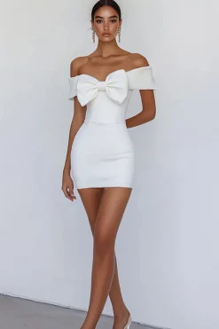 Vestidinho Branco com Arco Fora do Ombro Curto/Mini Bodycon