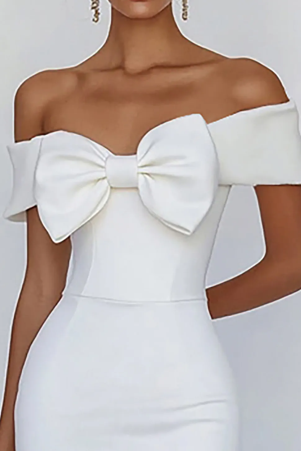Vestidinho Branco com Arco Fora do Ombro Curto/Mini Bodycon