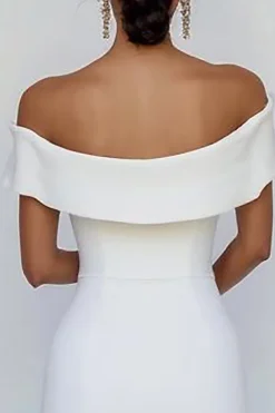 Vestidinho Branco com Arco Fora do Ombro Curto/Mini Bodycon