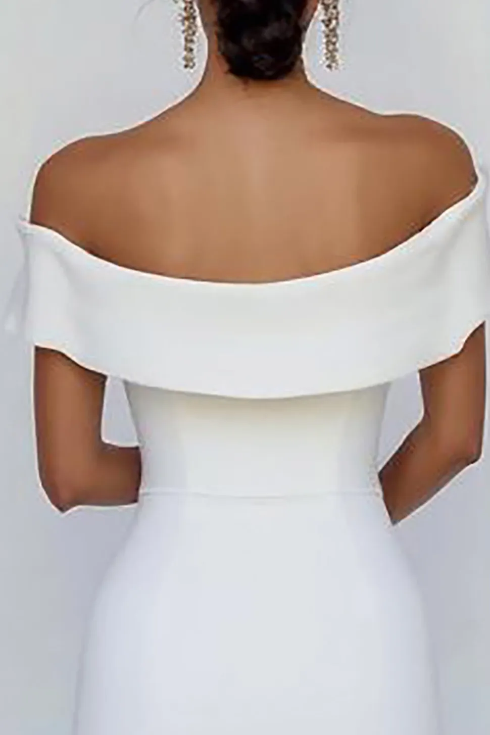 Vestidinho Branco com Arco Fora do Ombro Curto/Mini Bodycon